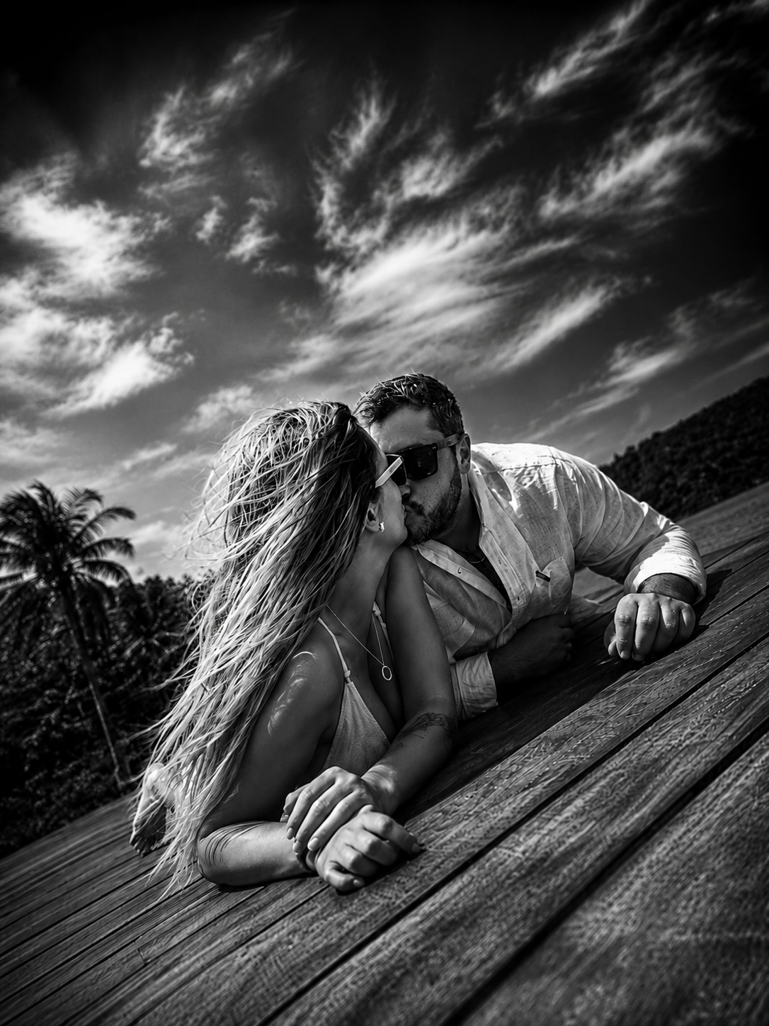 Rai e Gui em retrato editorial em preto e branco
